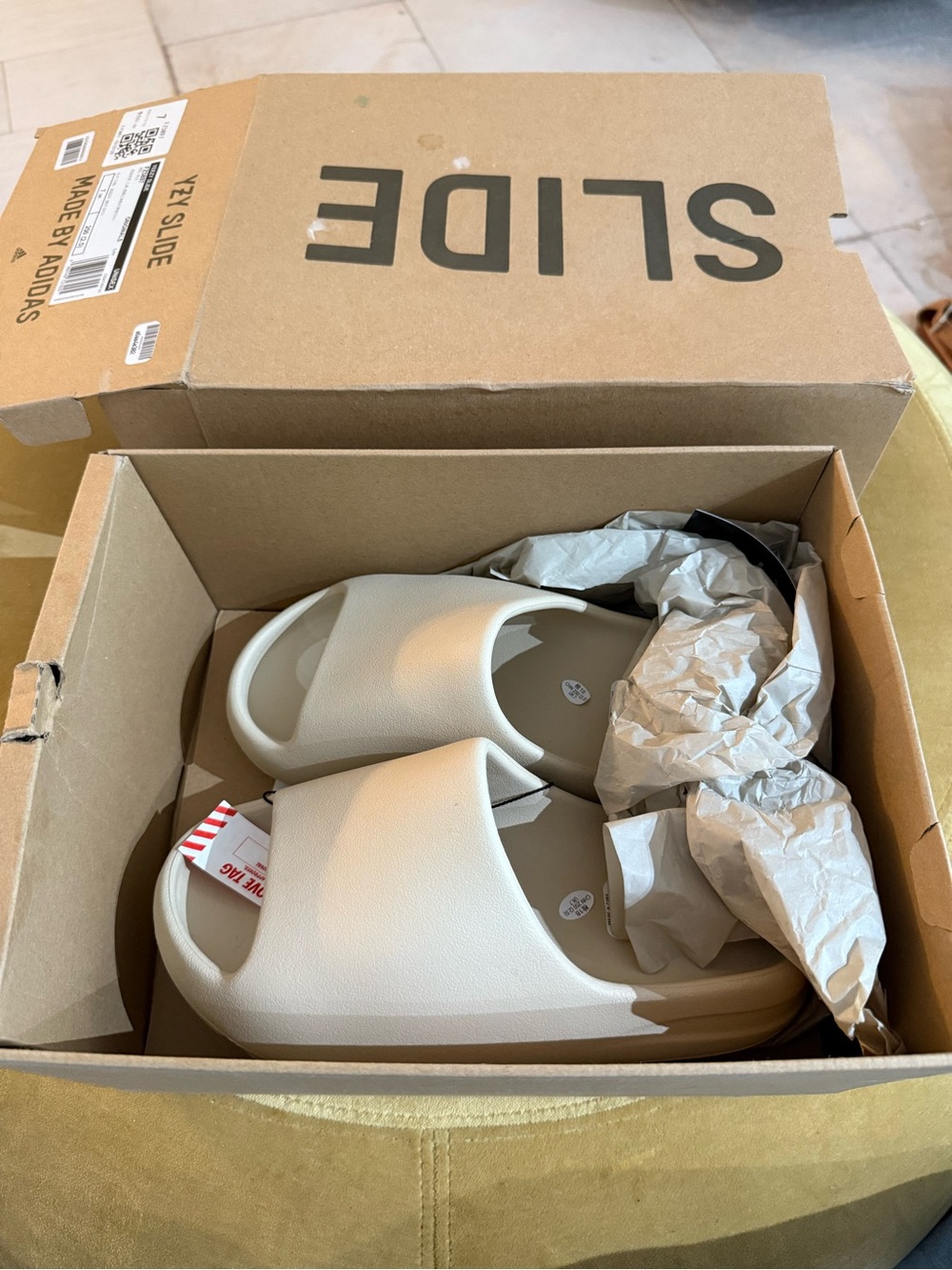 NWT Unisex Yeezy Slide Sandals in Bone - Picture 3 of 7